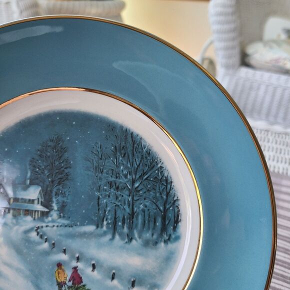 Vintage Avon Wedgwood 1976 Christmas Collectible Plate "Bringing Home The Tree" - Picture 3 of 10